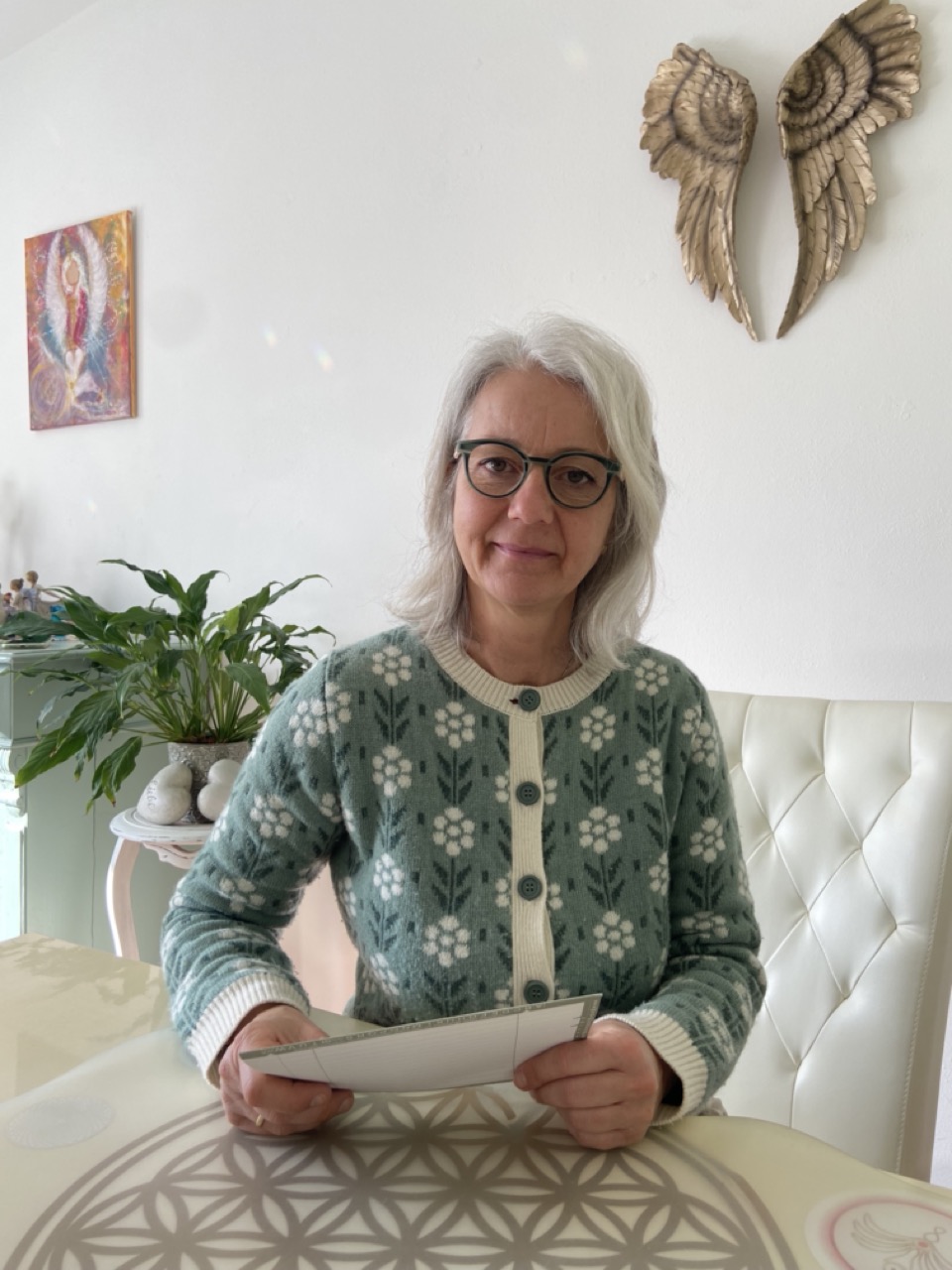 Ulrike Meier, sitzend am Tisch mit Notizblock